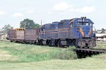 Texas Oklahoma & Eastern GP40's D13 & D12bring in some bulkhead flats to spot.